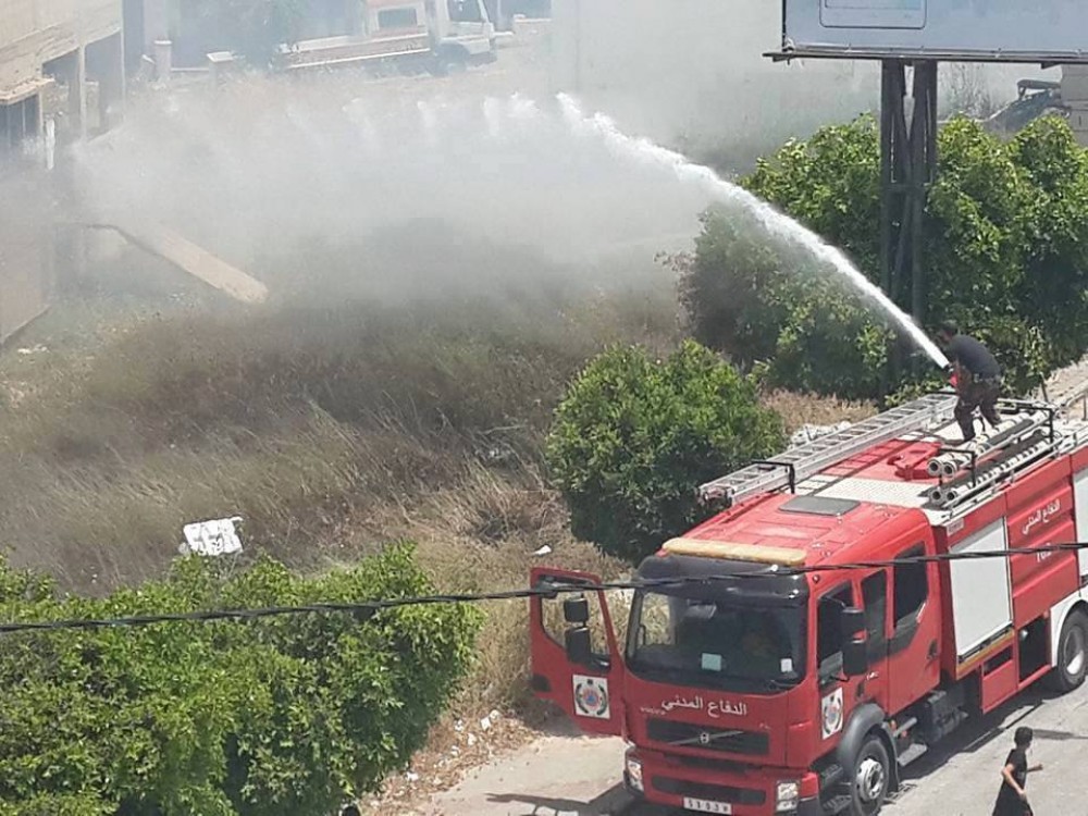 طواقم الدفاع المدني خلال محاولتها السيرطة على إحدى الحرائق في سلفيت
