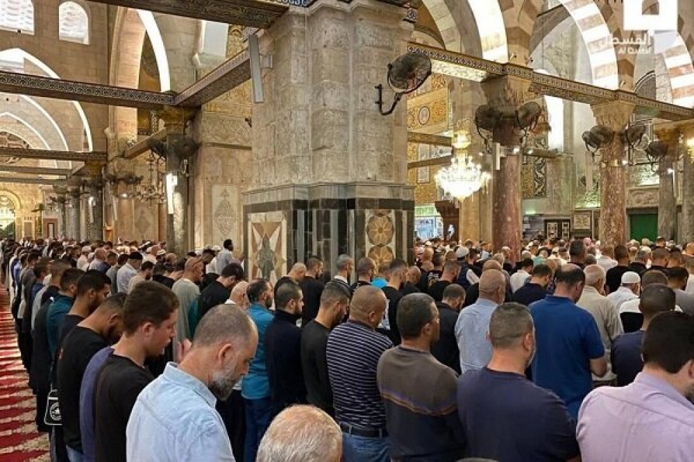 الالاف  يؤدون صلاة الفجر في المسجد الأقصى