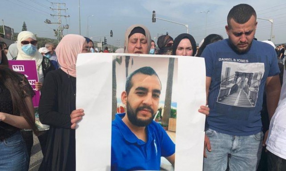عائلة الشهيد يونس خلال وقفة احتجاجية