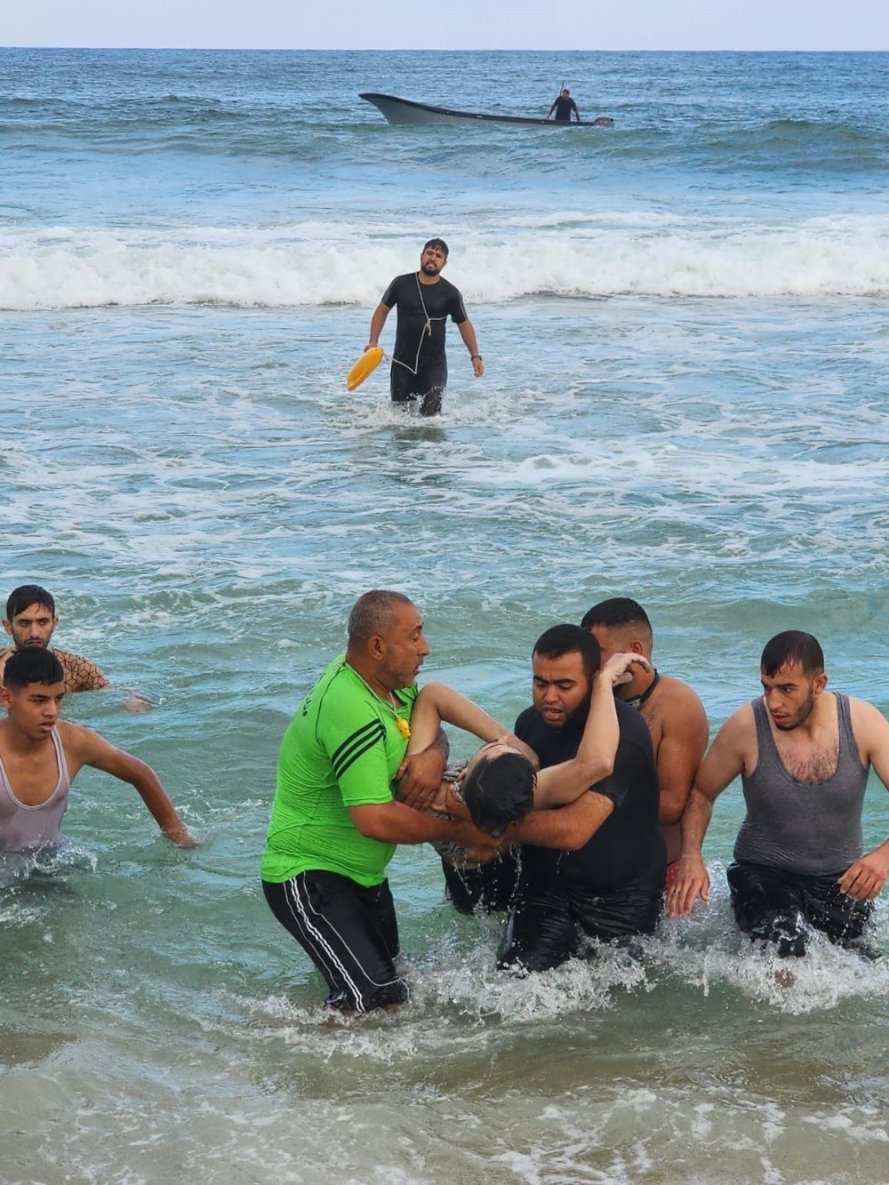 الشرطة البحرية تُنقذ 3 مواطنين من الغرق في عرض بحر شمال غزة