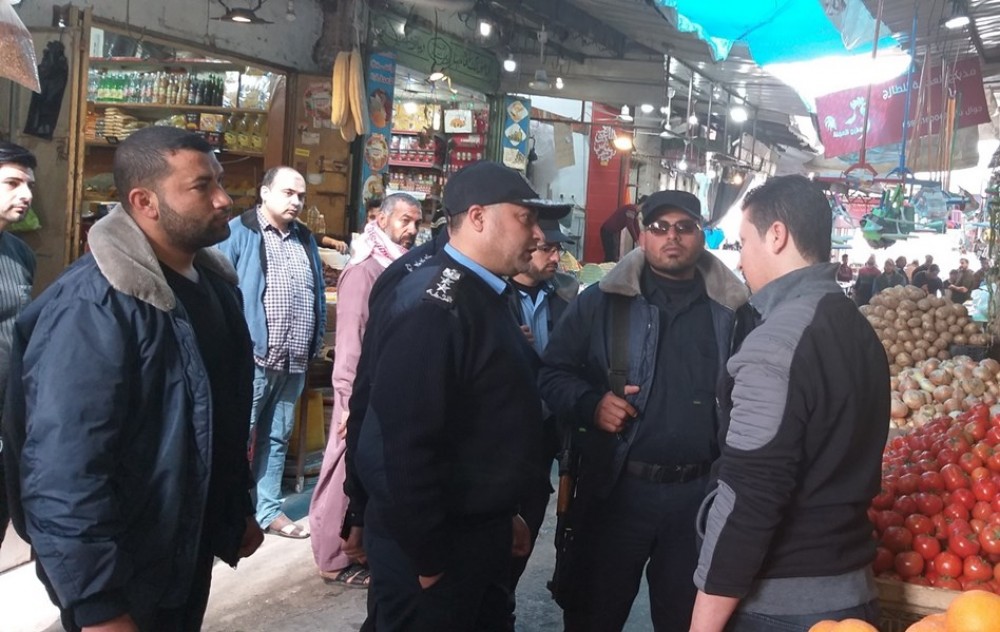 شرطة البلديات تُوقف عدداً من التجار رفعوا أسعار الخضار بغزة