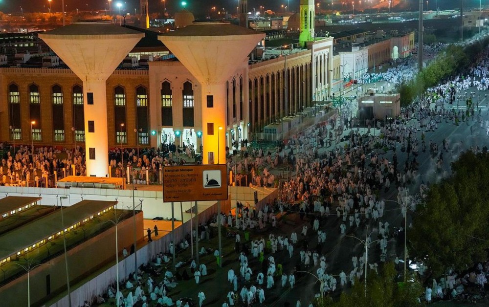الحجاج يؤدون صلاة الفجر بمسجد نمرة بعرفات