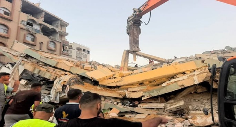 الدفاع المدني بغزة يحذر: 100 مفقود تحت أنقاض بناية 