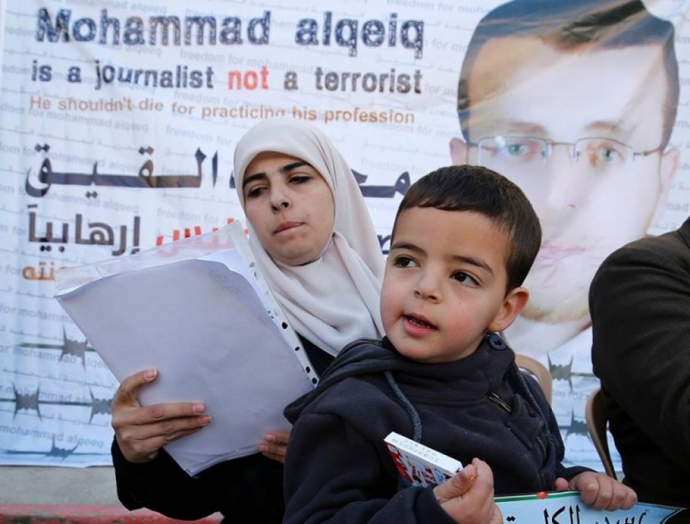 فيحاء شلش زوجة الصحفي محمد القيق المضرب عن الطعام