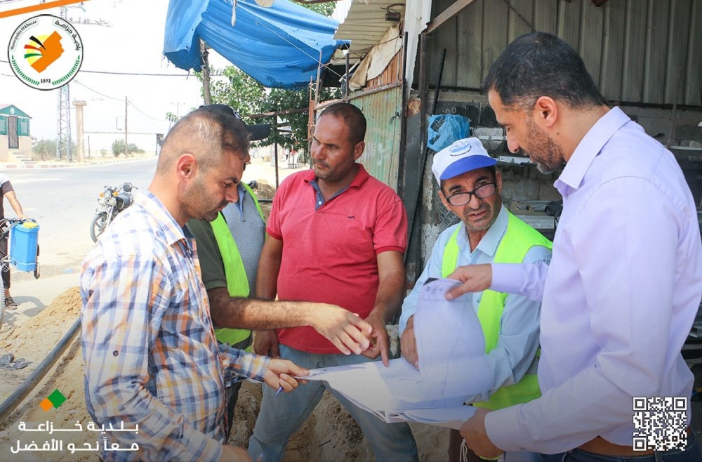  بلدية خزاعة تتابع أعمال تمديد خطوط المياه الناقلة