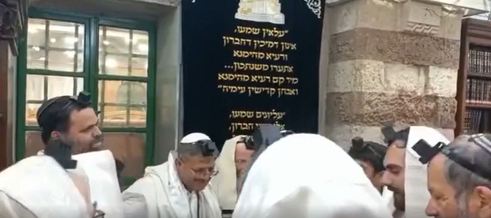 جانب من تأدية بن غفير لرقصات تلمودية داخل المسجد 