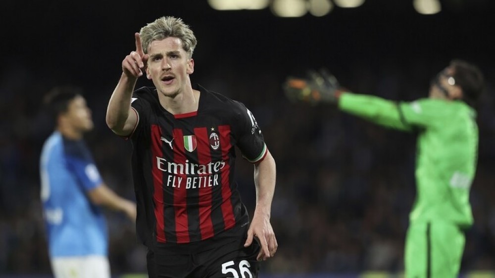 ميلان يكتسح نابولي في معقله محليا قبل مواجهتهما في دوري الأبطال