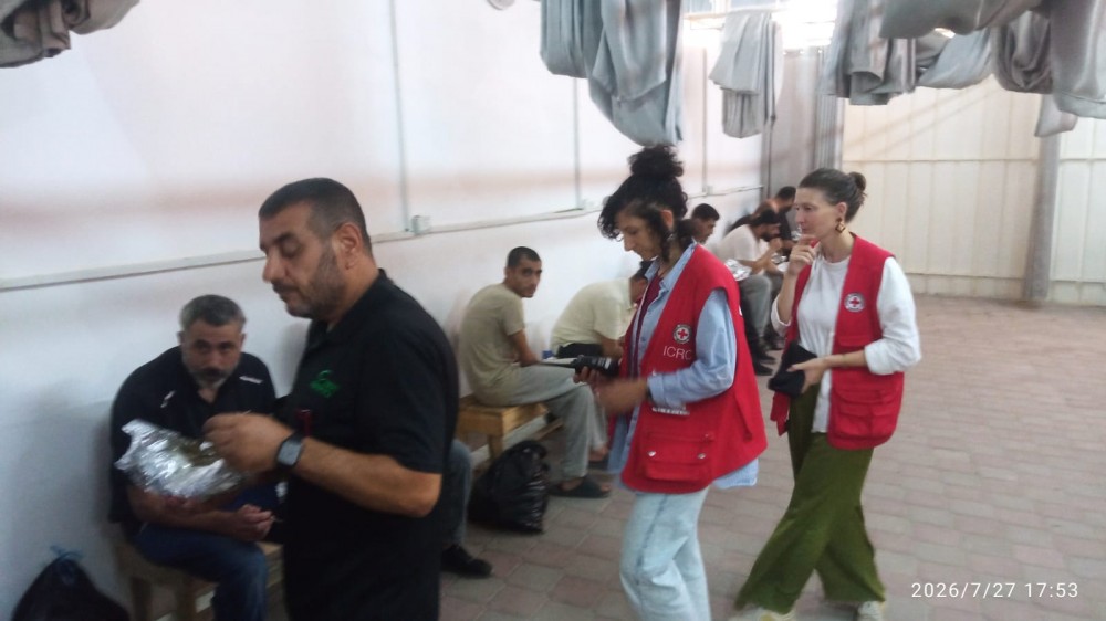  وزارة الأسرى تستقبل  60 أسيراً محرراً من سجن النقب 