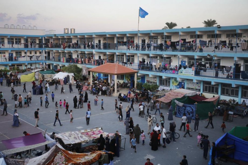 نازحين في إحدى مدارس الوكالة