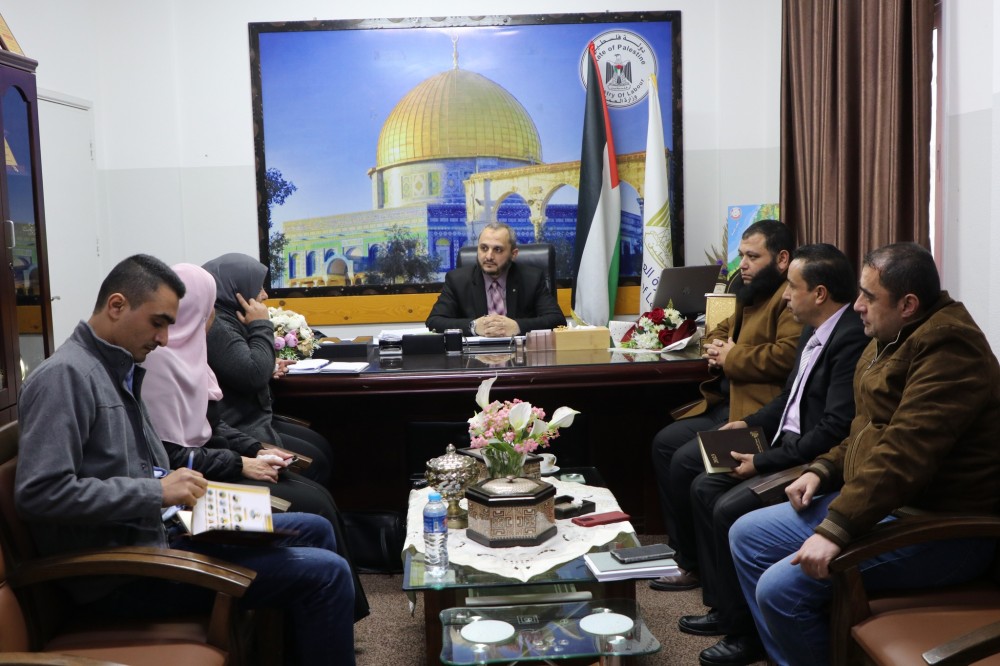 العمل تناقش القضايا العمالية مع مركز الديمقراطية وحقوق العاملين