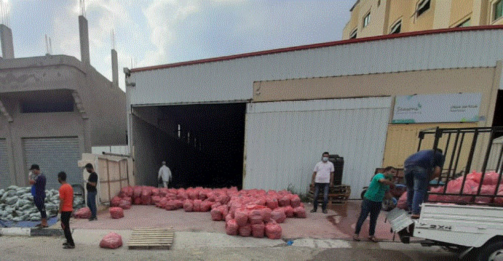 الأوقاف تقدم مساعداتٍ للأسر المتضررة من جائحة كورونا