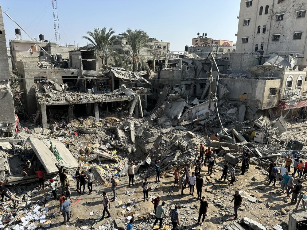 جانب من آثار قصف الاحتلال مخبز المغازي وسط القطاع 