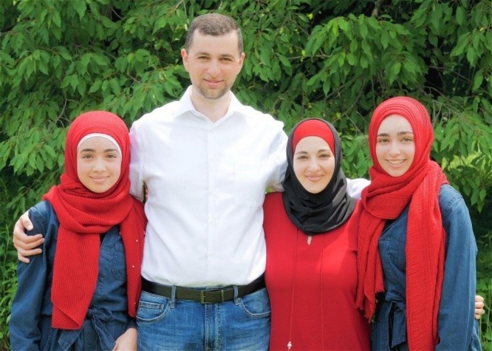 فوز أول سيناتور مسلم من أصول فلسطينية في ولاية انديانا