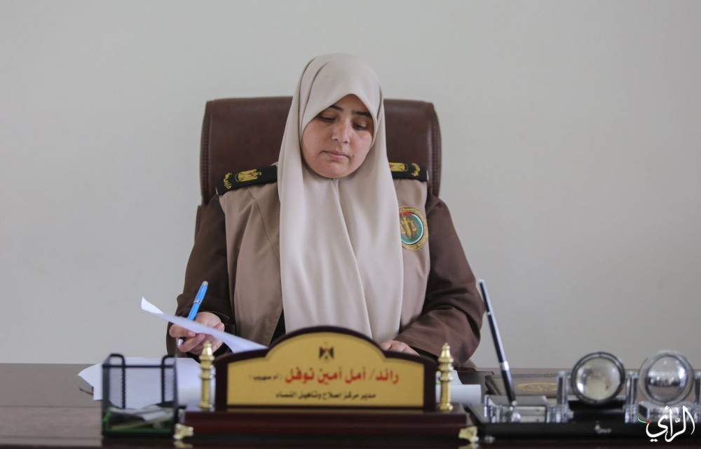 الرائد أمل نوفل، خلال عملها كمدير مركز إصلاح وتأهيل النساء غرب غزة.