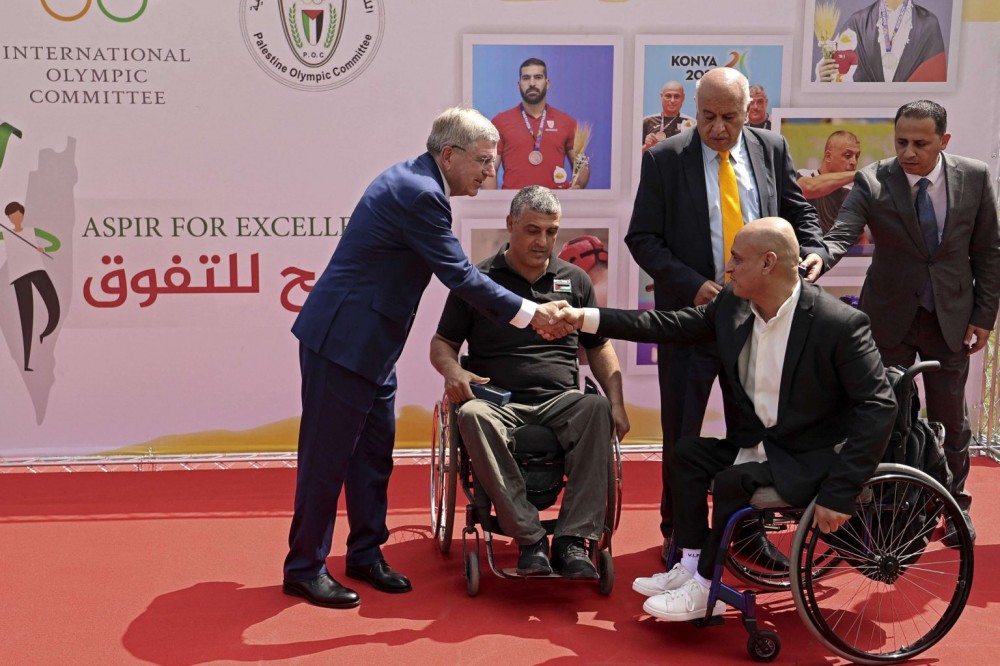 رئيس اللجنة الأولمبية الدولية يتعهد بدعم الرياضة الفلسطينية