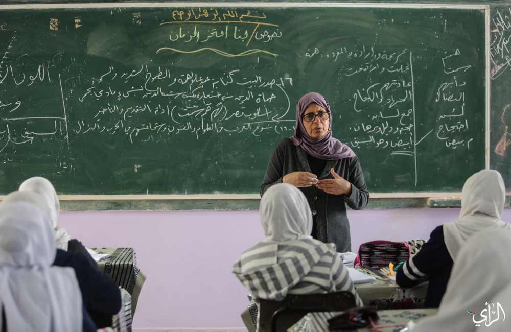 المعلّمة رحاب الشوا، خلال عملها مدرّسة لغة عربية بمدرسة بشير الريس.