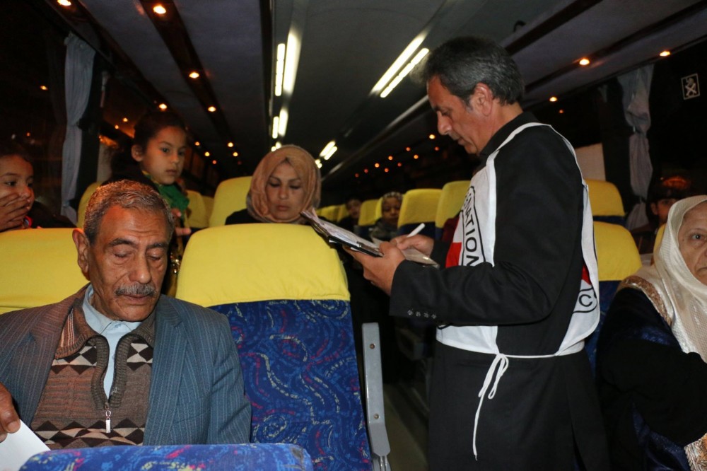 ذوو أسرى يتوجهون لزيارة أبنائهم في السجون 