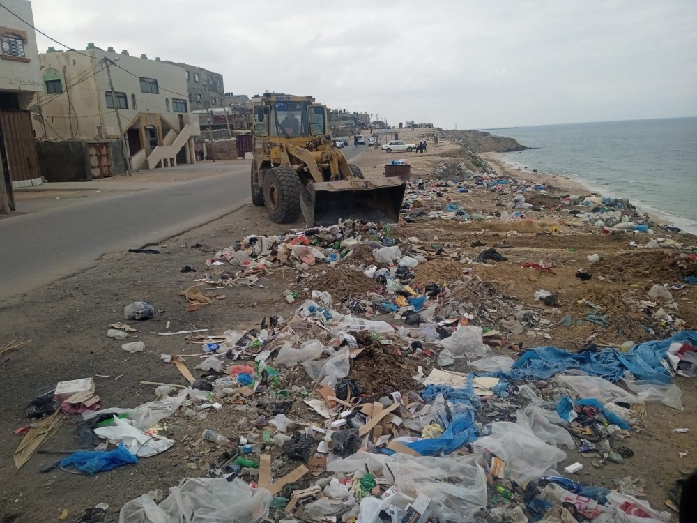 ترحيل 240 طناً من النفايات في المكبات العشوائية بدير البلح