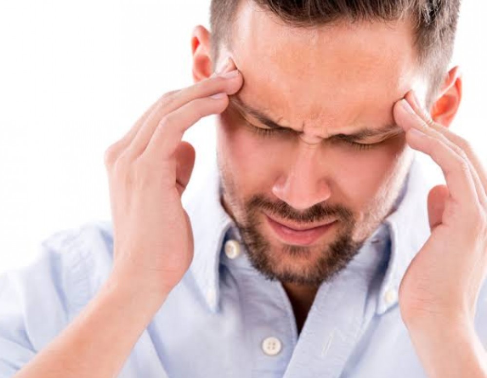 الصداع من أعراض الجفاف.. قلل الكافيين واشرب المياه