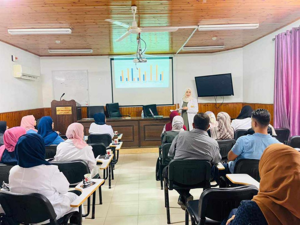 مستشفى الولادة بمجمع الشفاء يناقش الرعاية السريرية للأمهات