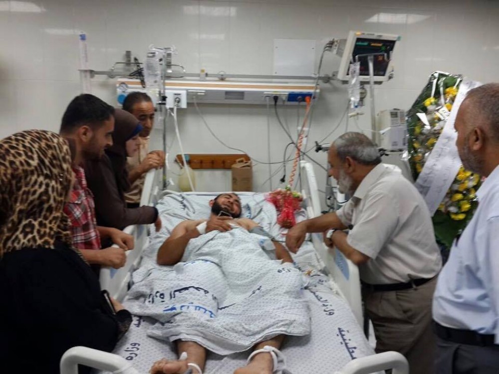 محمود الزهار يزور محمد أبو عاصي في مستشفى الشفاء بغزة