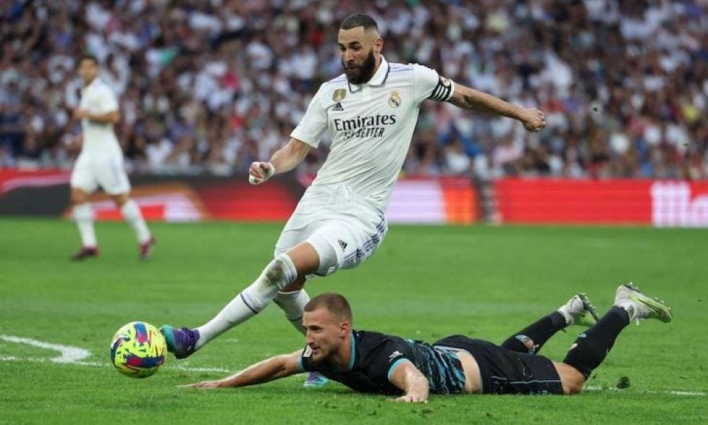 ثلاثية بنزيمة تقود الريال للفوز برباعية على ألميريا في الدوري الإسباني