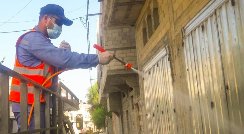 بلدية خان يونس: رش وتطهير 6 مناطق ومنازل المحجورين 