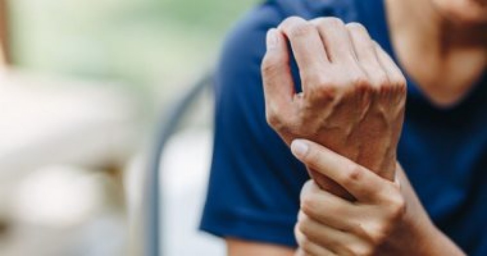 لماذا نصاب بتنميل اليدين باستمرار.. اعرف السبب