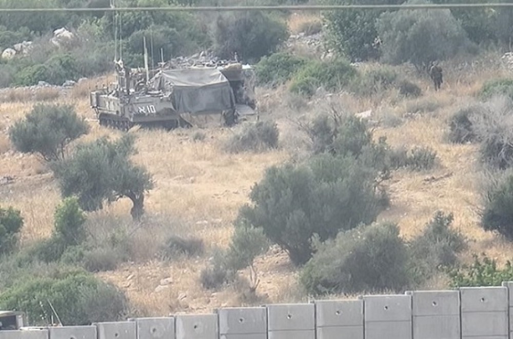انتشار واسع لآليات الاحتلال الثقيلة خلف جدار الفصل بطولكرم