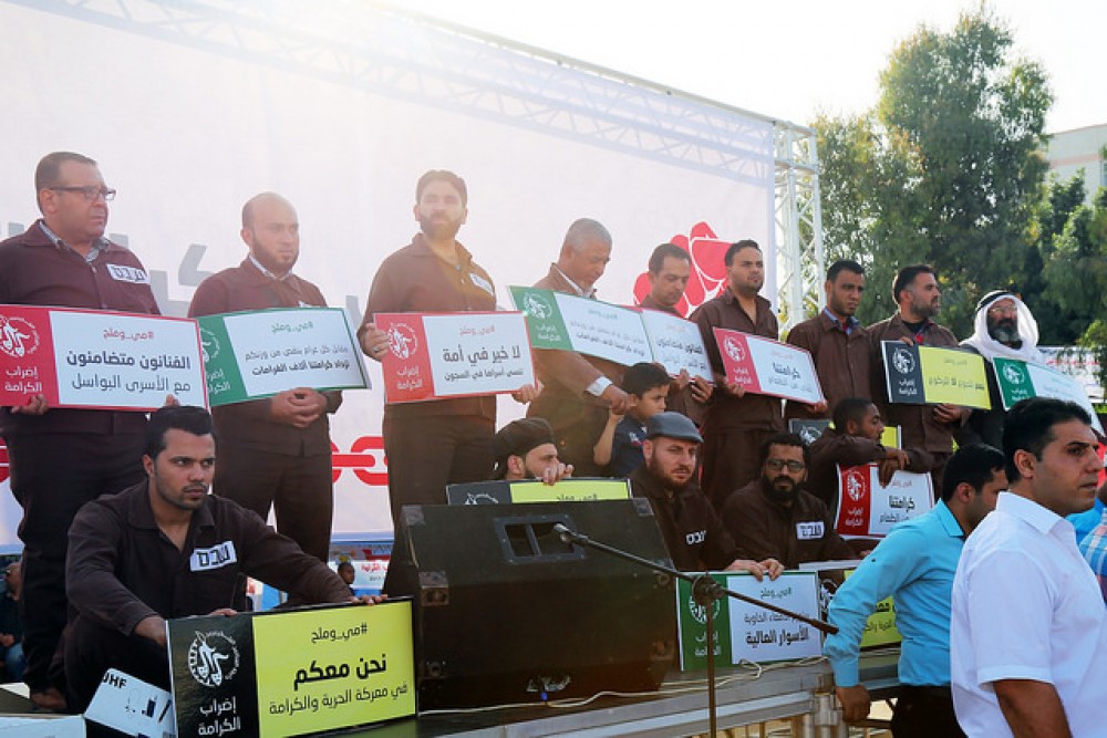 ​ بالصور: فنانون من قطاع غزة يتضامنون مع الأسرى المضربين عن الطعام