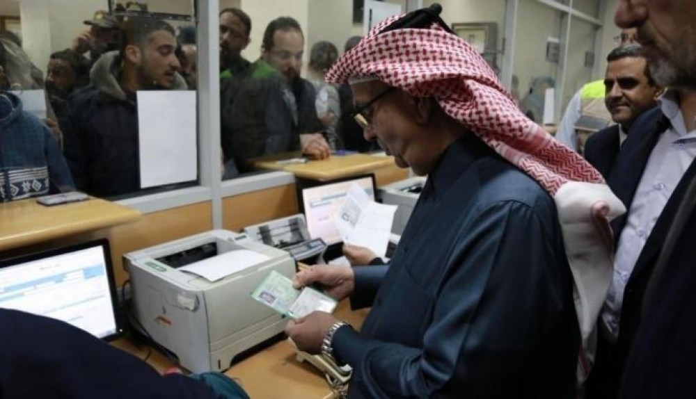 السفير القطري محمد العمادي خلال صرف المنحة في وقت سابق