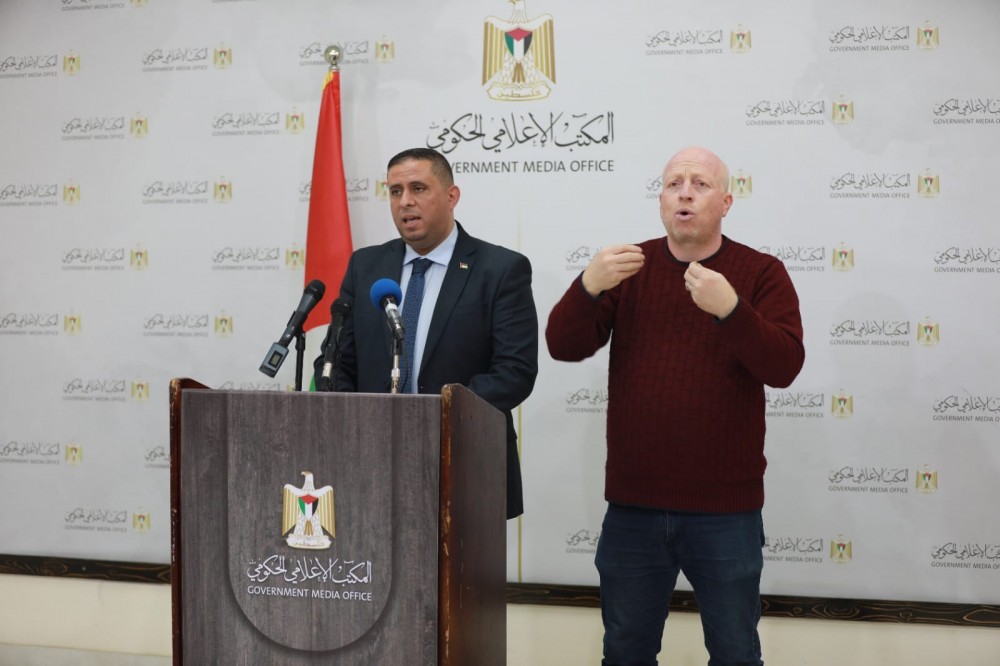 لقاء مع مسؤول 