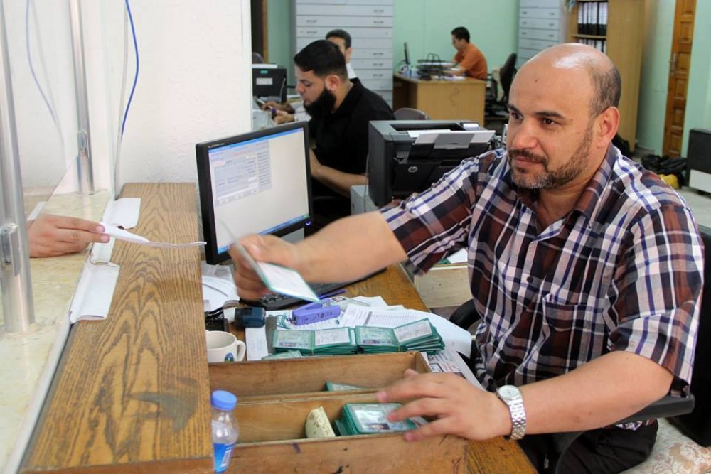 موظف في الشق المدني يجري معاملات تبديل هوية