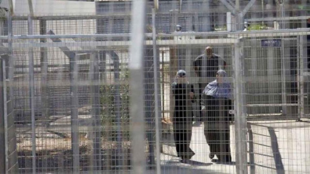 الاحتلال يعتقل شابتين من القدس