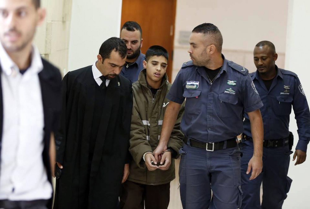 الطفل أحمد مناصرة برفقة شرطة الاحتلال والمحامي