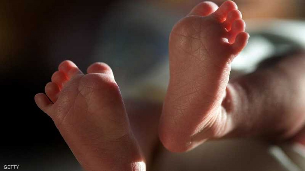 والدان يدفعان ثمن سلوكهما المشين بحق طفلهما على الملأ