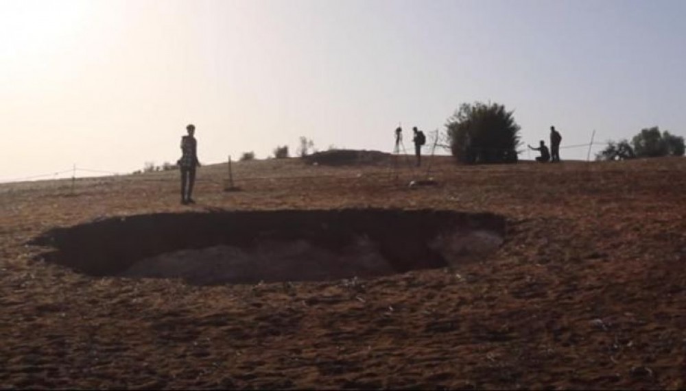 بعد أيام من الزلزال.. ظهور حفرة مخيفة في المغرب