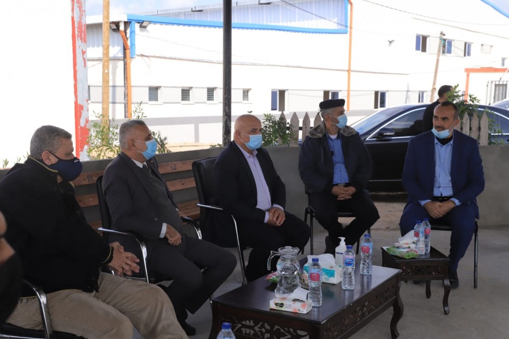 د. عوض خلال زيارته لحاجز بيت حانون 