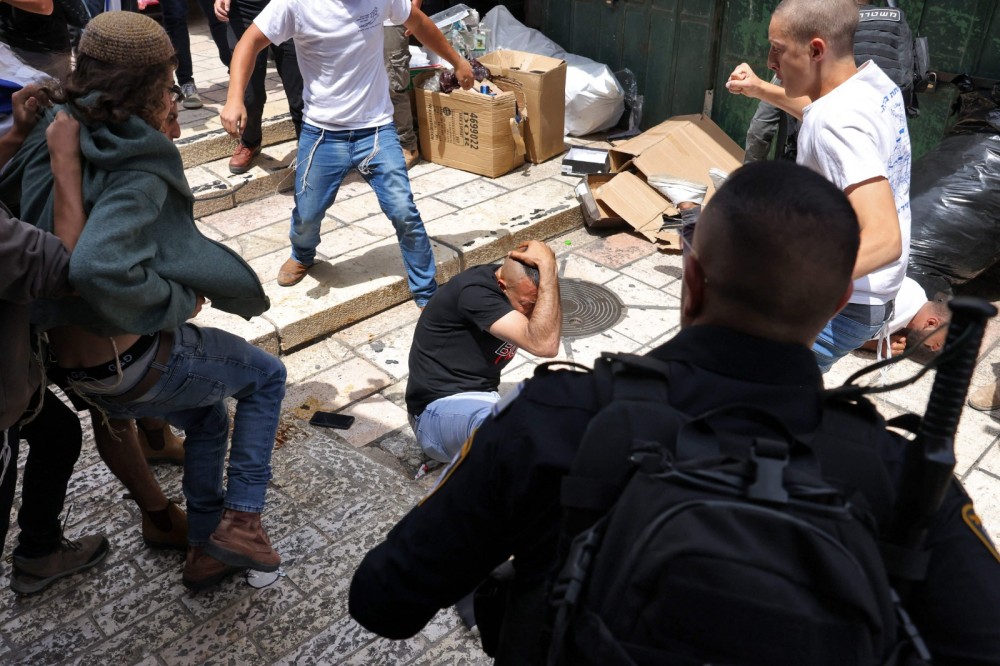 مستوطنون يعتدون على مواطنين في البلدة القديمة من القدس (1)