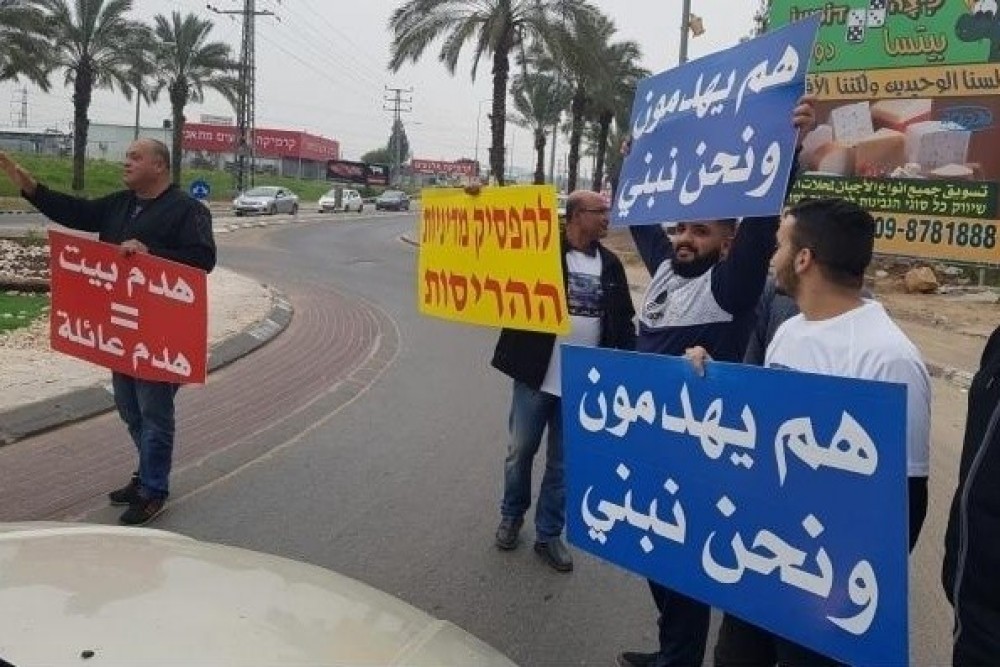 أوامر إخلاء وإنذارات واستدعاء للتحقيق لأصحاب منشآت في قلنسوة
