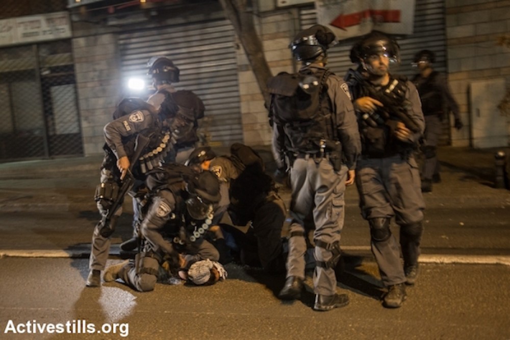 جنود الاحتلال يعتقلون فلسطينيا - أرشيف - 