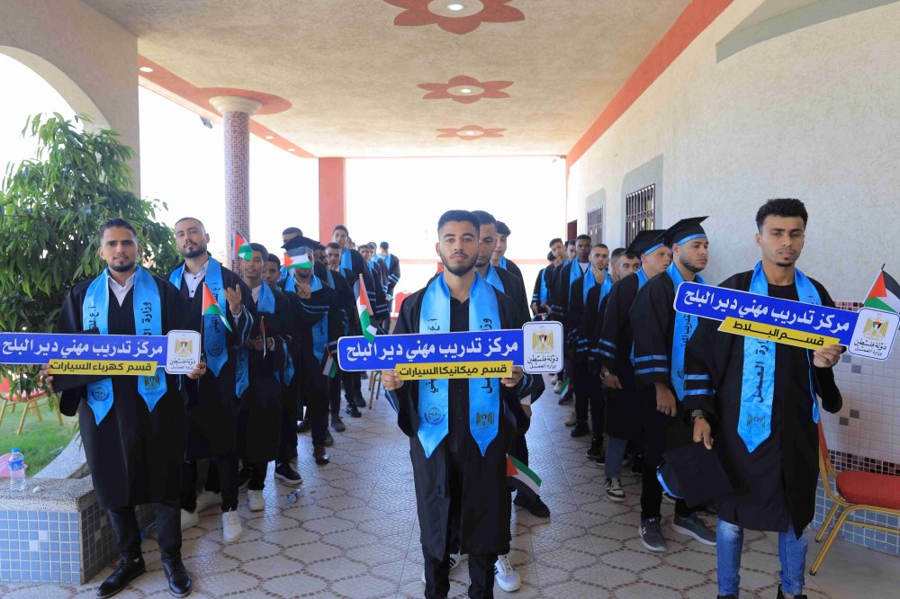 تخرج متدربي مركز مهني دير البلح