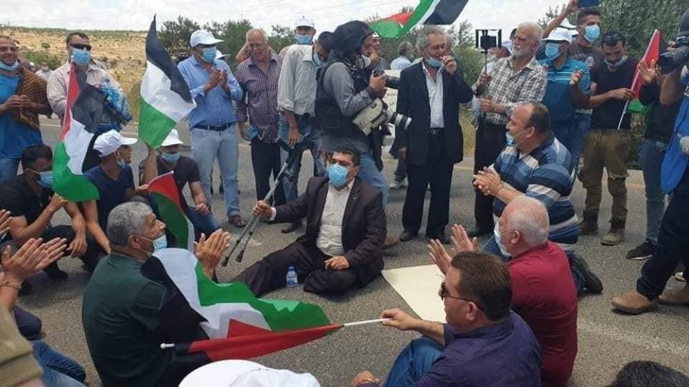 مواطنون يؤدون صلاة الجمعة على الأراضي المهددة بالاستيلاء في بلدة حارس