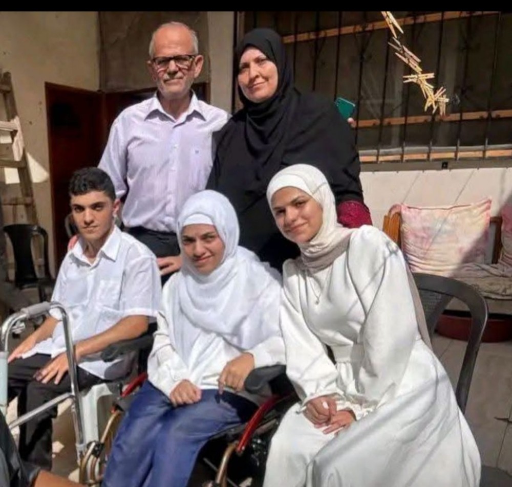 ثلاثة توائم بخانيونس يغزلون التفوق من قلب الإعاقة والحرب
