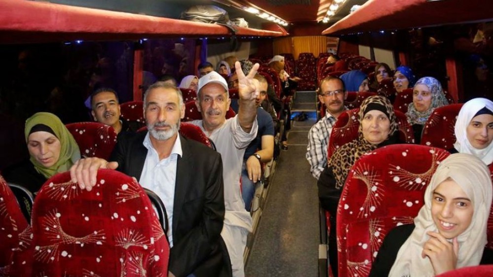 عوائل الشهداء داخل الحافلة فجر اليوم.