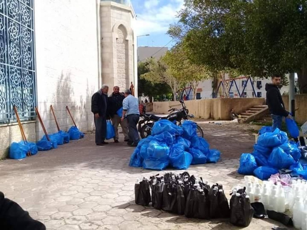 أوقاف الشمال توزع مواد تنظيف وتعقيم على مساجد المحافظة