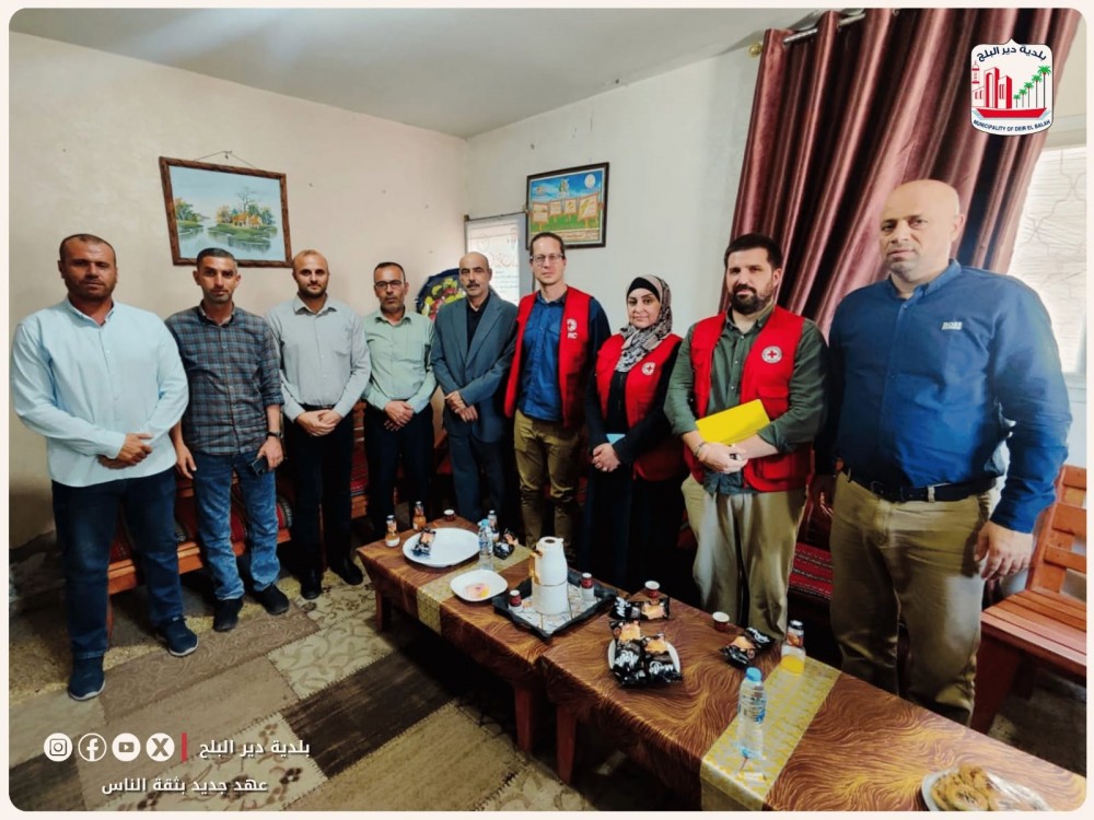 وفد من اللجنة الدولية للصليب الأحمر يزور بلدية دير البلح لبحث الاحتياجات العاجلة وتعزيز التعاون