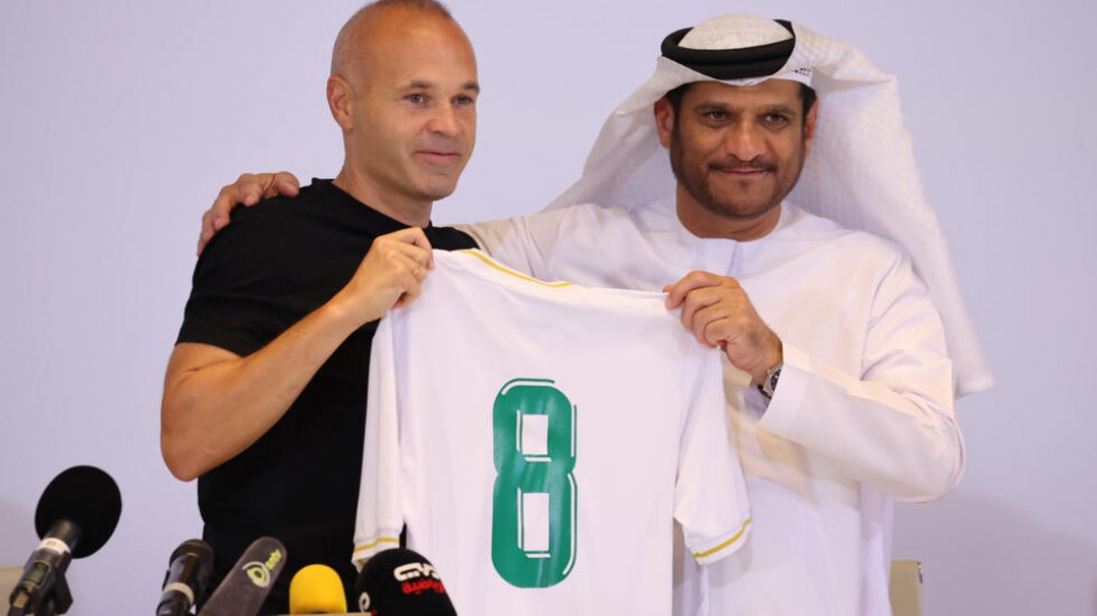 نادي الإمارات الإماراتي يعلن ارتباطه بالاسباني إنييستا فنياً واستثمارياً