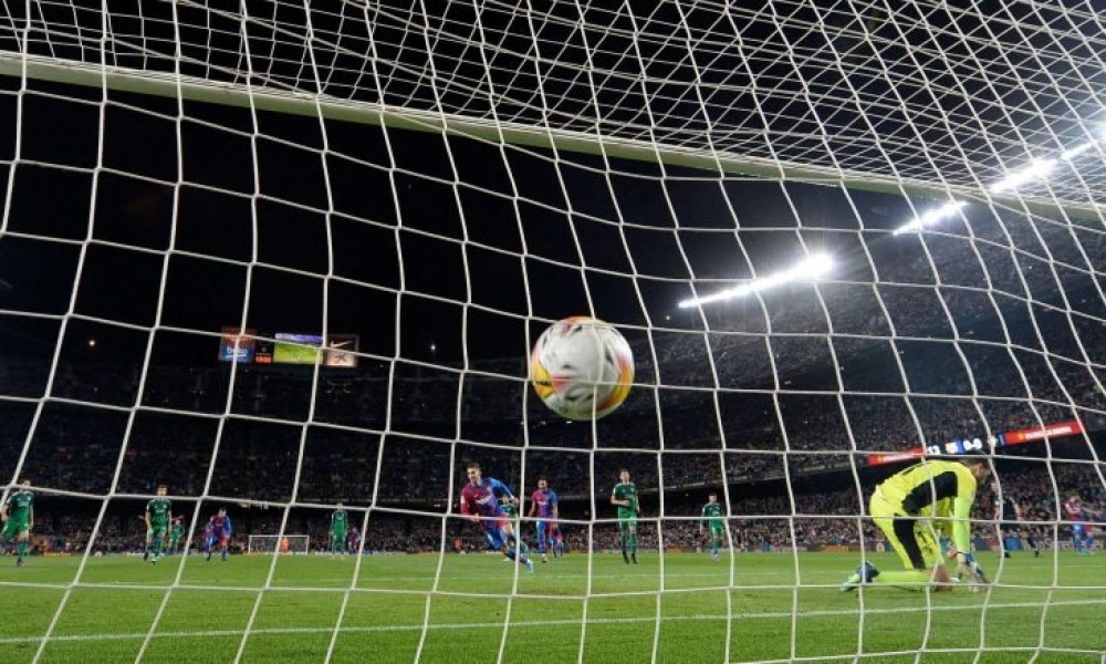 برشلونة ينذر الريال برباعية في أوساسونا بالدوري الإسباني