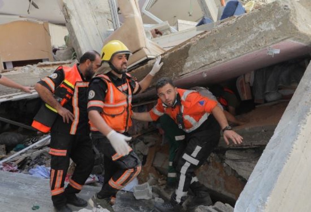 الدفاع المدني عدد كبير من الأحياء والشهداء لا يزالون تحت الأنقاض